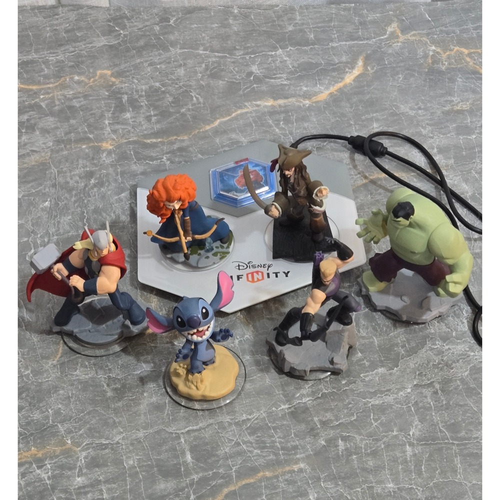 Disney Infinity Base +‎ 6 Figures (Stitch Merida Jack Sparrow Thor Hawkeye Hulk)
